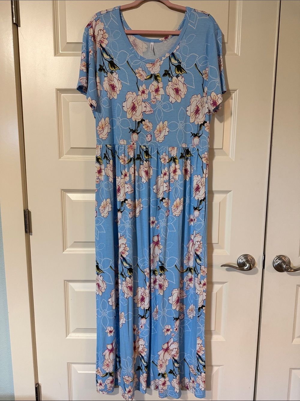 Light Blue Floral Scoop Neck Maxi Dress with Short Sleeves